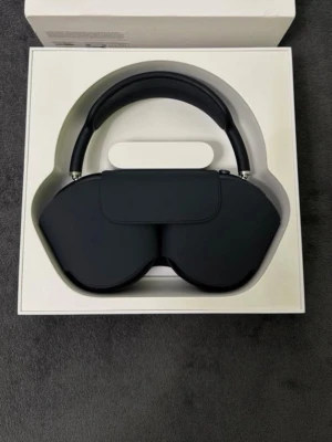 Hörlurar Max  - Snygga hörlurar i svart med over-ear design. Hörlurarna har en robust metallbåge, mjuka öronkuddar i mesh och levereras med ett smart skyddsfodral. Perfekta för dig som vill ha grymt ljud och stilren design.