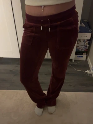 Vinröda juicy couture byxor  - Säljer ett par vinröda juicy couture byxor som är nästan helt oanvända och o storlek XXS. PRIS KAN DISKUTERAS!💞
