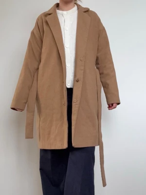 Brun kappa - Fin kappa från vila. Några av knapparna sitter löst men går lätt att fixa