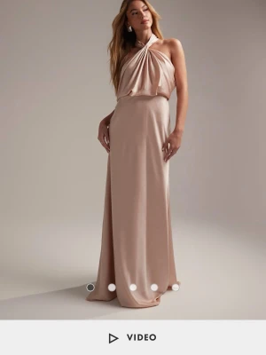 Rosa/champagnefärgad balklänning - En superfin balklänning som säljs då jag hittat en annan. Köpt från Asos Design, slutsåld och nypris är 1300 kr.💕