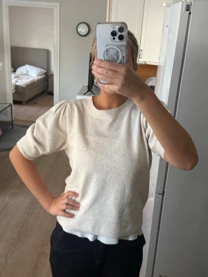 Beige puffärm stickad tröja - Säljer en snygg beige stickad tröja med puffärmar och rund halsringning💕