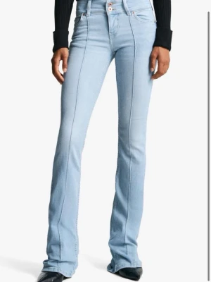  bootcut jeans  - Säljer ett par ljusblå bootcut jeans. Stängs med knapp och dragkedja. Materialet är med lite stretch för skön passform. Jeansen är från bershka helt oanvända.