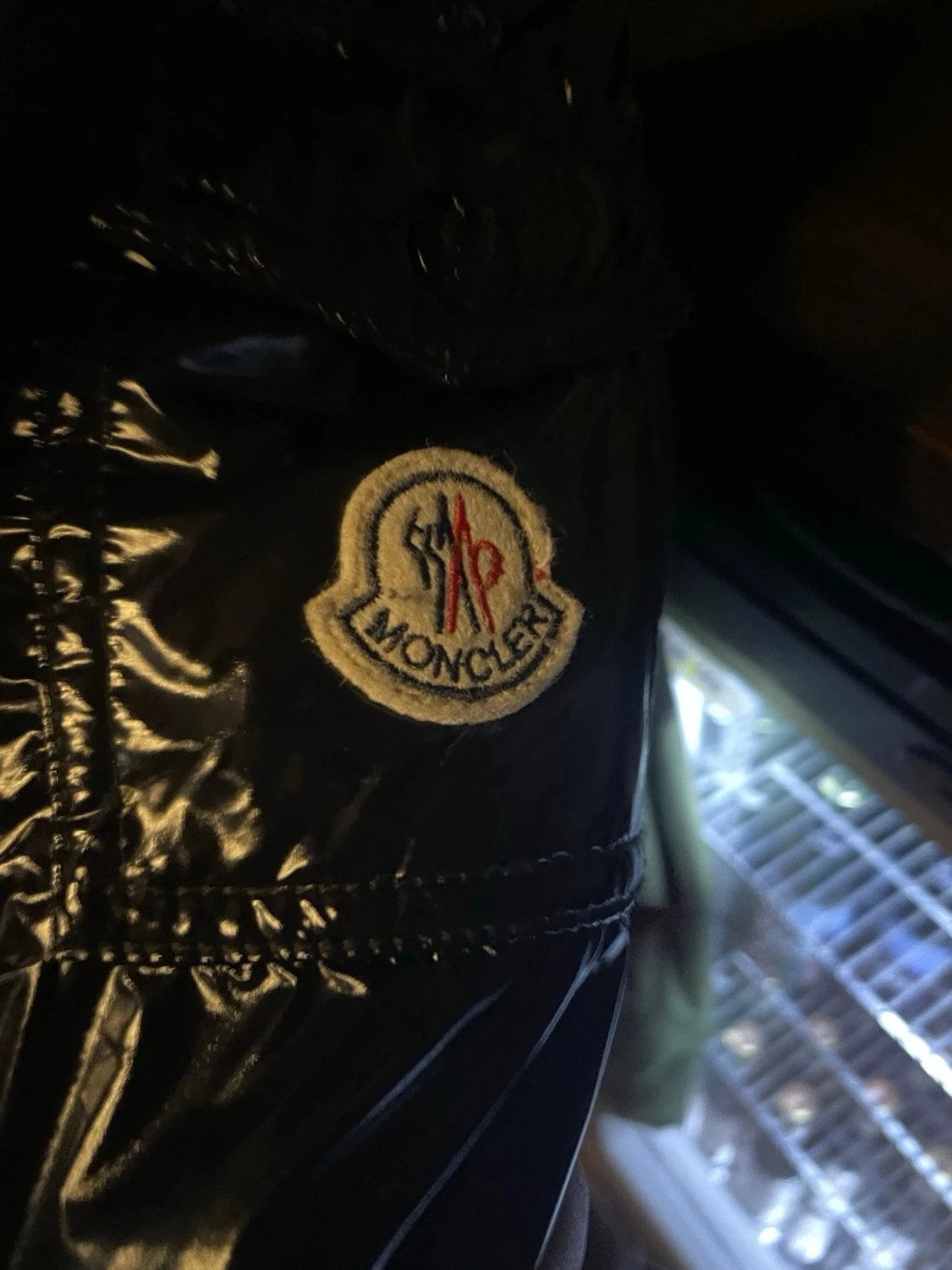 Svart glansig dunjacka från Moncler - 1