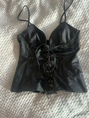 Fest topp från Zara - Jättesnygg fest topp från Zara som inte används💕 storlek xs