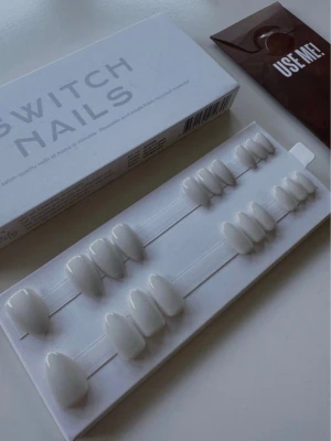 Switch Nails lösnaglar - Grey’t match - Almond Short - med tillbehör! Oanvända - Switch Nails lösnaglar - Oanvända   - Färg: Grey’t match  - Storlekar som är kvar i förpackningen:  0, 2, 3, 4, 8, 9, 10, 12, 13 och 14 - Form: Almond Short - Tillbehör ingår  - Skickas med kartong