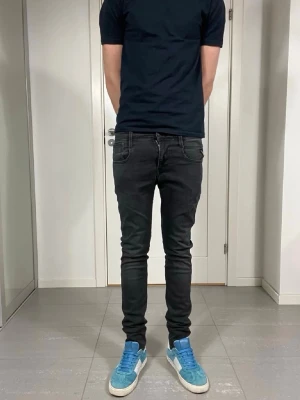 Svarta Replay Anbass - Säljer ett par svarta Replay Anbass som använts extremt sparsamt. De sitter som smör och har ett väldigt strechigt material. Skriv om ni har funderingar.