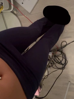 Mörkblå leggings från Cubus - Säljer ett par mörkblå leggings från Cubus i storlek 158. De har en tight passform och är tillverkade i ett stretchigt material som sitter skönt på kroppen. Perfekta till både oversized tröjor och crop tops.