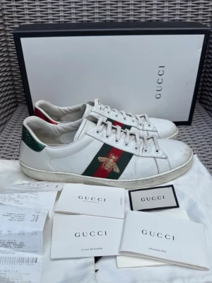 Gucci Ace Bee  - Gucci Ace Bee || Storlek 43 (UK 9) innermåttet är 28,5cm || Skorna är i bra skick (se bilder) || Mitt pris 2499kr || Allt på bilderna medföljer ||Tveka inte på att höra av dig vid frågor eller funderingar 