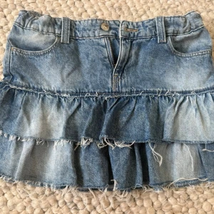 Jeanskjol med volanger  - Blå jeanskjol med volanger ifrån Gina tricot, passar S 