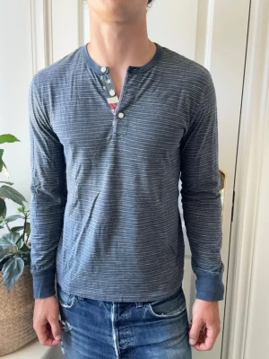 Ralph lauren tröja  - Ralph lauren tröja, Inga defekter! Modellen i bilderna är 180 cm 75 kg och bär Storlek S , Kom med frågor! 🌟 (Kan gå ned i pris vid köp av paket 😉) 