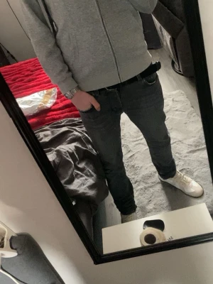 Mörkgrå Nudie Jeans Slim Fit - Säljer ett par mörkgrå slim fit jeans från Nudie Jeans. Klassisk femficksmodell med den ikoniska vågade sömmen på bakfickan. Jeansen har normal midja och är tillverkade i mjuk denim, perfekta för en avslappnad och stilren look.