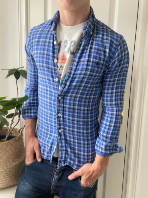 Ralph lauren skjorta rutig  - Ralph lauren skjorta rutig, lite liten på modellen. Inga defekter! Modellen i bilderna är 180 cm 75 kg och bär Storlek S slim fit  , Kom med frågor! 🌟 (Kan gå ned i pris vid köp av paket 😉) 