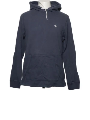 Mörkblå hoodie från Abercrombie & Fitch - Mörkblå hoodie med huva och vit dragsko från Abercrombie & Fitch. Klassisk känguruficka framtill och liten vit logga på bröstet. Tillverkad i mjukt bomullsmaterial, perfekt för en avslappnad och stilren look.