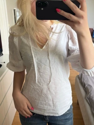 Vit blus med knytband - Säljer en luftig vit blus med v-ringning och knytband framtill🧘🏼‍♀️🤍