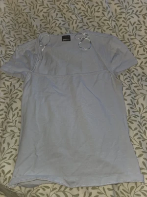 Ljusblå t-shirt - Säljer en ljusblå t-shirt från Gina Tricot med korta ärmar, Tillverkad i mjuk bomull och har en enkel, clean look som passar till det mesta. Perfekt för dig som gillar stilrena basplagg. Endast användas fåtal gånger! Hör av dig om du har några frågor😊