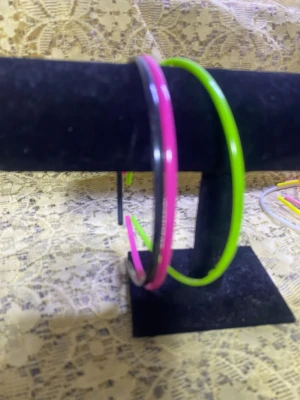 Färgglada plastdiadem i neonfärger - Säljer ett set med smala plastdiadem i neonfärger: rosa, grön, blå och svart. Perfekta för att ge din look en färgklick och hålla håret på plats. Diademen har en enkel, rundad form och är lätta att bära hela dagen. 35kr/3st/ bild 