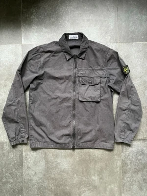 Stone Island overshirt  - Tjena, säljer nu denna riktigt snygga och populära Stone Island overshirten som är i mycket bra skick, använd ett tag men inga skador, storlek S, hör av er vid frågor och funderingar🙌🤝 