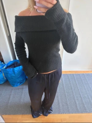 Svart off shoulder stickad tröja - Snygg off shoulder tröja från hm i storlek XS!💞