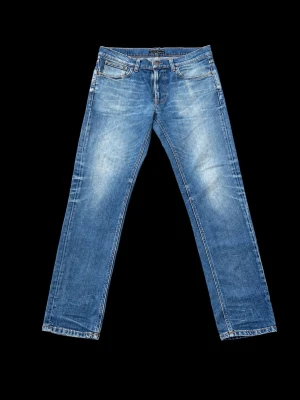 Nudie jeans - Säljer dessa riktigt fet Nudie jeans i modellen Lean Dean. Storleken är 31/34. Som ni kan se på bild 4 är det förstärkt av Nudie själv, jag kan även nämna att det tidigare har varit några hål i fickorna men det har jag sytt igen, det är bara fråga så kan jag fixa bilder på de! Skriv vid minsta fråga. Pris går o diskutera vid snabb affär!