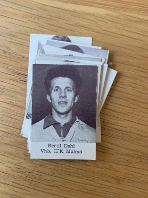 (1950)Fotbollskort 18st Allsvenskan/superettan - En bunt svartvita samlarbilder med porträtt av fotbollsspelare från olika lag, bland annat IFK Malmö. Djurgården Hammarby Bilderna är i mindre format och har spelarnas namn och lag tryckt under fotot. Perfekt för dig som gillar retro och sporthistoria Inga skador på nån av korten