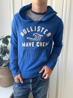 Hollister hoodie  - Hollister hoodie, Inga defekter! Modellen i bilderna är 180 cm 75 kg och bär Storlek S , Kom med frågor! 🌟 (Kan gå ned i pris vid köp av paket 😉) 