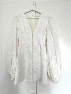 Adoore florence klänning - Jättefin klänning från Adoore, färgen white embroidery och storlek 34/xs🤍 Säljer då jag har en till i annan storlek, finns några småfläckar men syns inte så mycket enligt mig, kan säkert gå att få bort i tvätten!🤍 Klänningen är 100% bomull, lägg gärna prisförslag!🤍