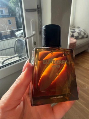 Burberry Hero Eau de Parfum 50ml - Burberry Hero Eau de Parfum i en stilren, mörkbrun glasflaska med svart kork. Flaskan har en modern, kantig design och rymmer 50 ml doft. Märket och doftnamnet syns tydligt på framsidan. Perfekt för dig som gillar exklusiva och eleganta parfymer. Testad nån enstaka gång