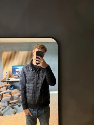 Tommy Hilfiger cardigan  - Säljer denna feta cardigan som jag haft mer än ett halvår nu men inget jag använder så tänkte att jag säljer den, nypris runt 2500 mitt pris 699 men går såklart att ge prisförslag✅ strl S väldigt fint skick och passar till allt   Hör av er bland frågor eller annat🤩
