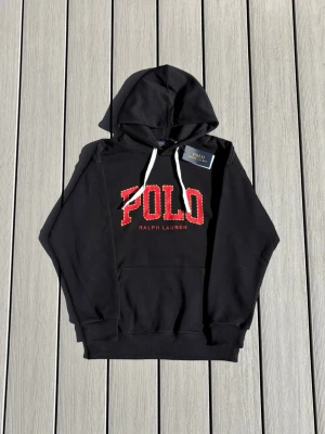 Svart Hoodie från Ralph Lauren - Säljer en svart Ralph Lauren hoodie i storlek M. Helt ny och oanvänd. Klassisk modell med hög kvalitet och bekväm passform.