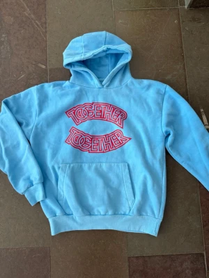 Harry Styles hoodie - Ljusblå harry styles merch hoodie köpt på hans konsert i Amsterdam. Använd en gång, så bra som ny! Storlek M men passar även S! 