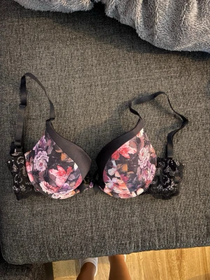 push up bh - skitsnygg push up bh ifrån Hunkemöller med spets på kanterna 