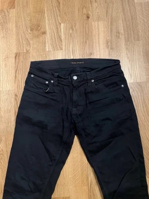 Nudie Jeans - Storlek 30/32 - Stilrena Nudie jeans för män till salu, storlek W30/L32. Byxorna är mycket bra skick, inga skador. Hör av dig vid intresse/frågor. PRIS KAN DISKUTERAS!