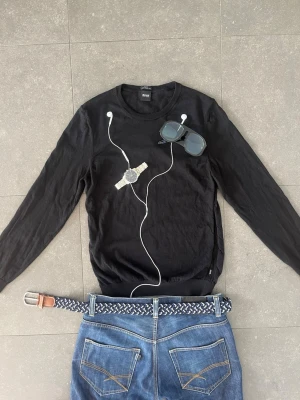 Långärmad tröja från Hugo Boss - En riktigt schysst långärmad tee från Hugo Boss. Tunn och passar fint till sommaren.  Tröjan är stickad och är gjord av ull och elastan.  Storlek L, men sitter perfa M Slim fit