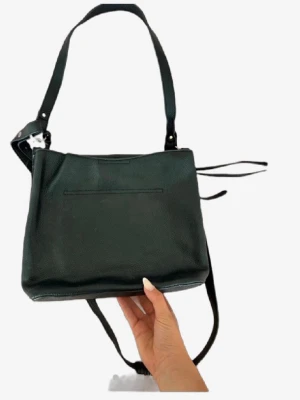 Svart axelväska i skinnimitation🌸 - Stilren svart axelväska med justerbart axelband och enkel design. Väskan har en slät yta, dragkedja upptill och en diskret ytterficka. Perfekt för dig som gillar minimalistisk stil och vill ha plats för det viktigaste.