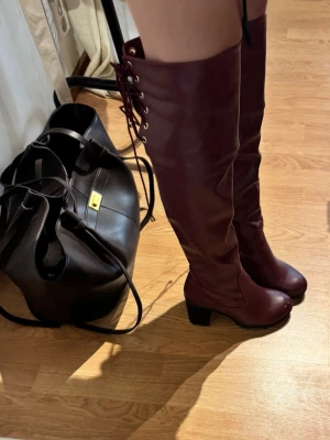 Vinröda overknee stövlar med snörning - Snygga vinröda overknee stövlar med klack och snörning bak💕