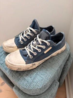 Balenciaga Paris blå denim - Säljer ett par blåa Balenciaga skor denim. Mycket bra skick använt ett fåtal gånger.