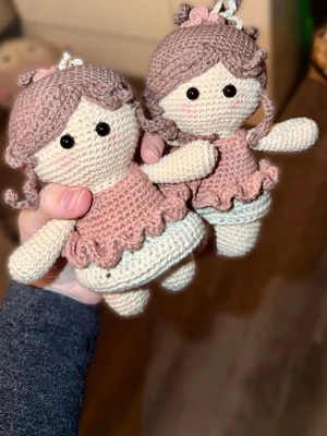 Virkade dockor med rosa klänning - Två handgjorda virkade dockor med lockigt ljusbrunt hår och svarta ögon. Dockorna har söta rosa klänningar med volangkant och ljusbeige kropp. Perfekt som samling eller present. Pris är för material + arbetstid. Kontakta gärna för frågor!