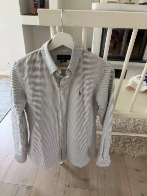 Ralph lauren skjorta  - Skön Ralph Lauren skjorta i storlek S slimfit, använd men fint skick. Pris 420kr 