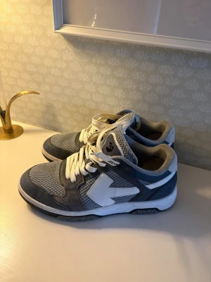 Gråa sneakers från off white  - Snygga sneakers ifrån off white. Storlek 44 och köpte ifrån vesitaire. Dom passade inte mig, därav jag säljer. Kan skicka på kvittot därifrån och ordern! 