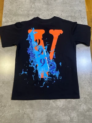 Vlone T-Shirt ”Legends Never Die” Juice World - Säljer en exclusiv och sällsynt Vlone T-Shirt inspirerad av Juice WRLDs tredje studioalbum ”Legends Never Die”. Passar M också. Är i nytt skick med taggen kvar. Orginal pris 1200-2000 kr.  Kan gå ner i pris vid snabb affär ❣️❗️