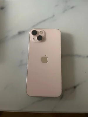 iPhone 13 128 GB – Rosa - Säljer min iPhone 13 128 GB. Telefonen fungerar bra utan några problem. Skärmen och baksidan är hela utan sprickor och alla kameror fungerar som de ska. Batterihälsa 75 %. Säljs utan box och kvitto.