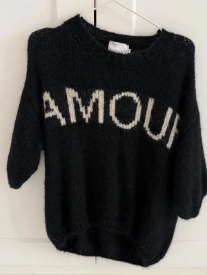 Mohair tröja - Svart stickad mohair tröja från noella med text. Fint skick, Skriv vid frågor💕