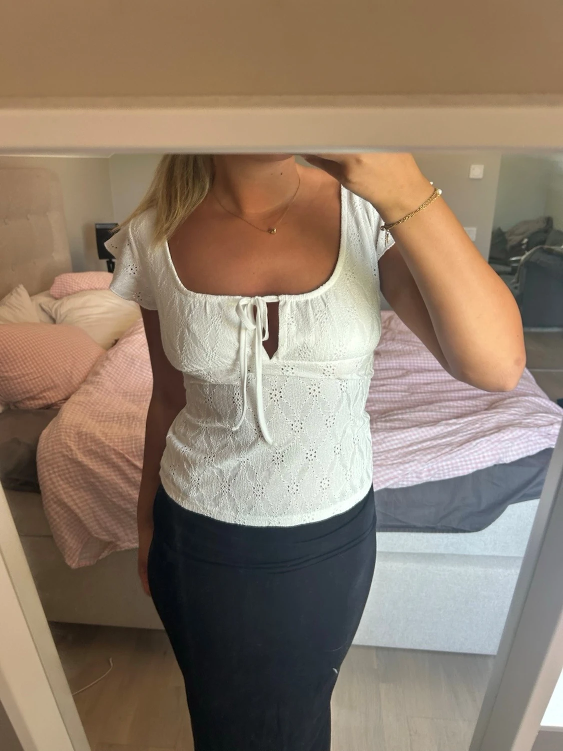 Vit blus med knyt och volangärm - 1