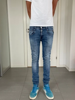 Replay Anbass Jeans  - Säljer nu dessa Replay Anbass Jeans, mått ca 35 o 105 cm. skriv för fler bilder/frågor🙌🏼