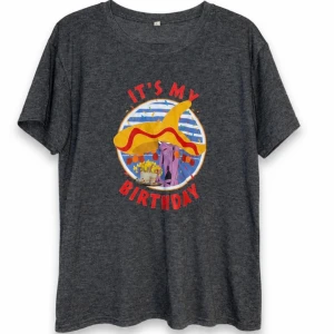 T-shirt Yzma | Storlek L - 💕 30% bundlerabatt vid köp av minst två artiklar.                                                                       🌸T-shirt Yzma                                                        📏Storlek L ⭐️Använd ett fåtal gånger. Hel och ren utan fläckar, hål eller andra synliga brister