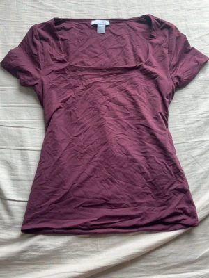 vinröd tröja med u-ringning💓 - säljer denna tröja från amisu💗den är i mycket fint skick och tidigare köpt från secondhand, men säljer pga att den är för stor💓 ber om ursäkt för hur skrynklig den är kunde inte göra nått åt det💗