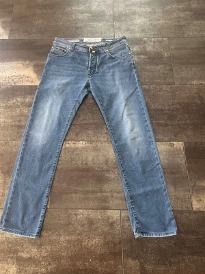 Jacob Cohën Style 688 W.31 - Ett par Jacob Cohëns i väldigt bra skick.  Modell ”Style 688” W.31. Straight fit.  Väldigt fina och knappt använda alls. Vid eventuella frågor är det bara att höra av sig. Vid snabb affär kan vi gå ner i pris.  Mått: Benlängd (yttersida) 98 cm Benlängd (Innersida) 70 cm Midjevidd 40 cm  Fotvidd 16,5cm