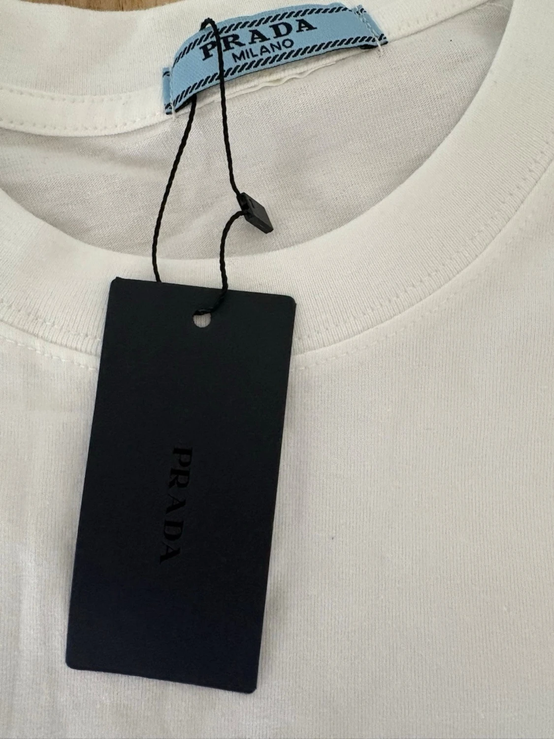 Vit t-shirt från Prada med logga - 2