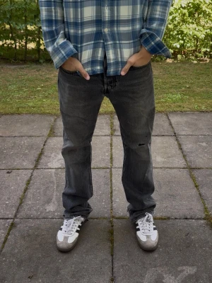 Gråa levis 501 jeans - Sjukt snygga gråa levis 501 jeans med sjuka slitningar som ej går att köpa längre. Storlek 29/32
