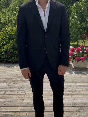 Svart kostym - Snygg svart kostym från Brothers perfekt till student & bal. Använd vid ett tillfälle så ser helt ny ut i skick. Nypris 3899kr säljer den nu för endast 749kr. Fraktas samma dag som köp görs! Först till kvarn. 
